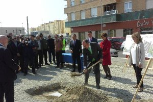 El alcalde, en presencia del rector y la delegada de Economía, participa en la colocación de la primera piedra de la residencia universitaria.