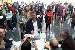 El candidato Carmelo Rodríguez deposita su voto en la UAL.