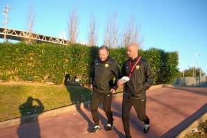 Juan Ignacio camino del entrenamiento tras sus habituales sesiones de vídeo y charla.