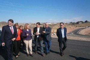 La consejera de la Junta de Andalucía durante su visita a la autovía.