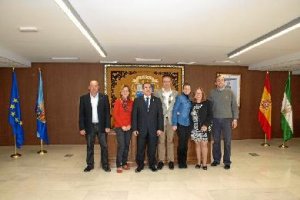 El alcalde (tercero por la izquierda) con el equipo de Gobierno en diciembre de 2012.