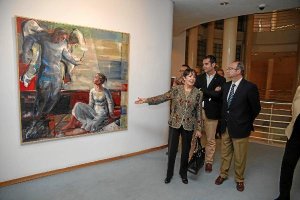 Carmen Pinteño habla con el alcalde frente a una de sus obras.