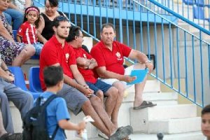 Baldomero Titos en uno de los desplazamientos por los campos de España.