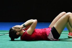 Carolina Marin celebra su título de All England sobre la pista del Barclaycard Arena.