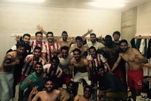 Foto de familia en el vestuario del Almería B.