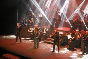 la Symphonic of ABBA triunfó anoche en Roquetas de Mar.