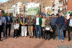 Dos decenas de vecinos, militantes y cargos del PSOE marcharon ayer por Almería. 