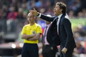 Luis Enrique da órdenes.