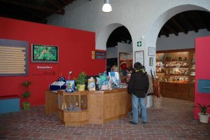 Turistas en el interior del Centro de Visitantes Almacén de Trigo, del Parque Natural Los Vélez. La 