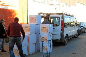 El personal cargando los equipos.