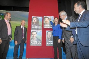Los candidatos del Partido Popular con los carteles del inicio de campaña y el lema Contigo por Anda