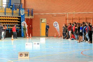 Un participante lanzando su avión en una foto de Félix Oro de Red Bull.