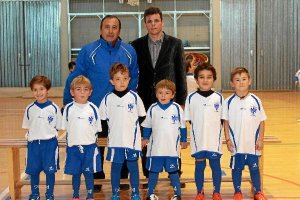 Los jóvenes futbolistas con Manolo Nieto (coordinador) y el presidente de la Escuela, Paco Berenguel