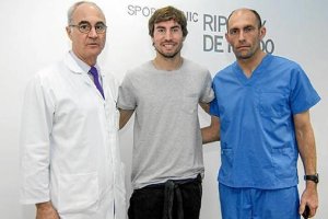 Los doctores Ripoll y Quesada junto al jugador ilicitano.