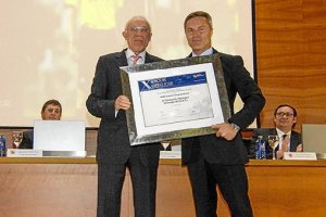 Fran Escribá galardonado en su mejor momento como entrenador del Elche.