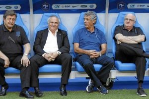 Alfonso García y Ángel María Villar juntos en el banquillo de Saint Denis en Francia.