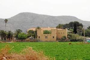 El cortijo de Siret está situado en Las Herrerías frente a Sierra Almagrera