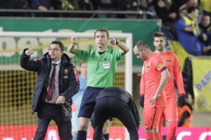 Borbalán, pidiendo que entre la camilla a por Busquets.