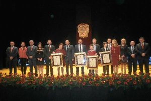 Foto de familia con la Corporación y los homenadeados.