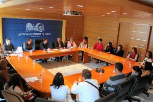 Reunión celebrada ayer con padres y madres afectados. 