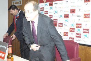 El abogado del Almería, en rueda de prensa.