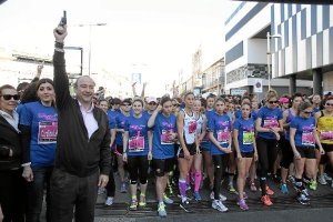 Luis Rogelio dando el pistoletazo de salida a la Carrera de la Mujer.