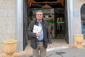 Juan de la cruz belmonte, en la puerta de losJuzgados.