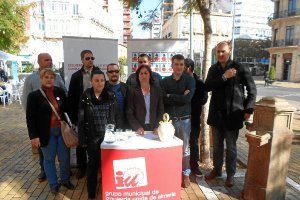 Rosalía Martín y otros militantes de IU en su protesta