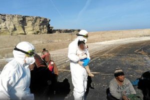 Rescate de la patera en la Isla de Alborán, en una imagen de la Armada