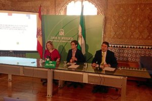 Sonia Ferrer, Adriana Valverde y Francisco Giménez presentaron ayer la Estrategia de Innovación de A