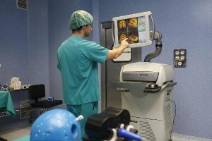 Un sanitario de Torrecárdenas observa las imágenes obtenidas a través de neuronavegador.