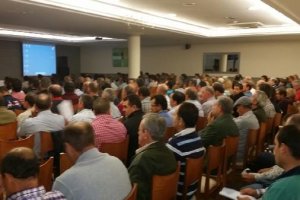 Agricultores socios y colaboradores durante la asamblea.