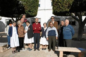 Parte de la familia de Casa Nazaret en el patio central del hogar. 