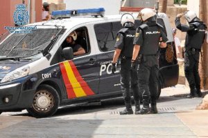 Unidad de intervención con agentes protegidos por chalecos en la capital.