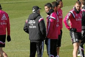 Ancelotti con sus jugadores en plena sesión de entrenamiento.