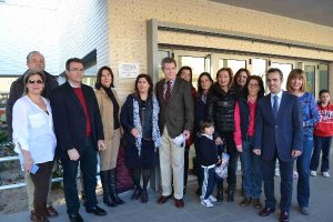 Don Miguel, en el centro, con docentes y padres, tras descubrir una placa en el comedor. 