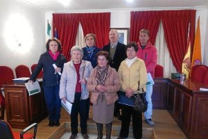 Beneficiarios de Antas con el delegado y la alcaldesa.