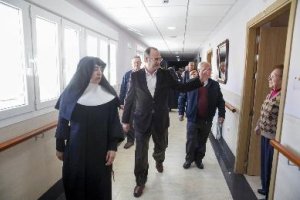 El alcalde visita las obras de remodelación de la residencia Santa Teresa de Jornet.