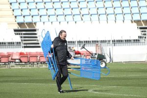 JIM, colocando el material.