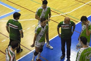 Piero Molducci dando instrucciones a sus jugadores.