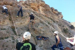 Grupo de escaladores iniciando la subida.