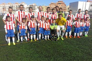El Atlético Roquetas siempre sale al campo con niños de su cantera.