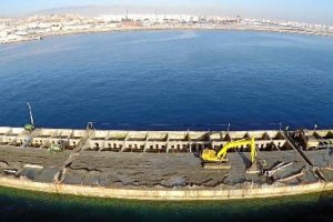 El dique de abrigo protege el Muelle de Pechina