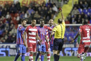 Álvarez Izquierdo, expulsando a Ramis y El Arabi.