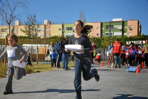 Unos niños durante la prueba de orientación.