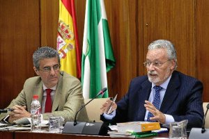 El defensor del pueblo -a la derecha- durante una rueda de prensa.