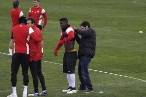 Ramón Azeez, colocándose el chip.