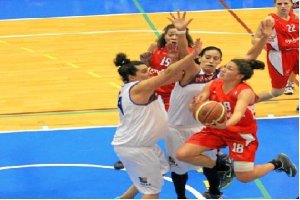 Bea en plena lucha debajo de la canasta.