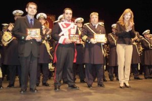 La concejal María Dolores Ortega entregó un obsequio a cada director tras el concierto.
