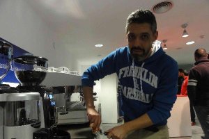 Rafael Madrid prepara un café durante la entrevista.